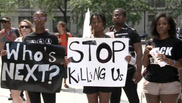 Америка протестует: с помощью камней и петард требуют остановить произвол полиции