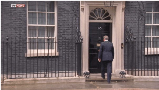 Кэмерон запел после объявления о своей отставке.