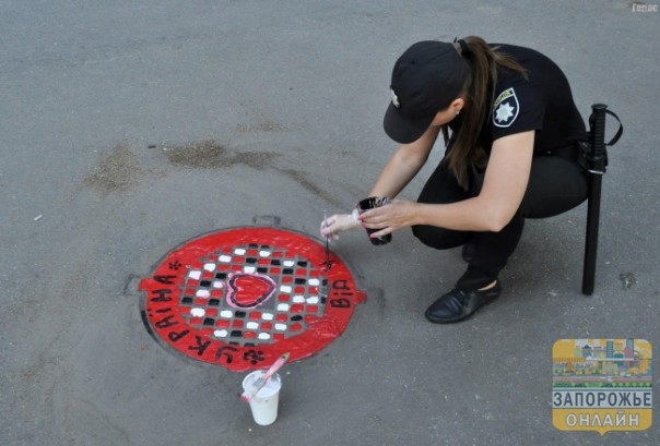 Эксперты подняли на смех патрульных полицейских, занявшихся патриотической раскраской канализационных люков