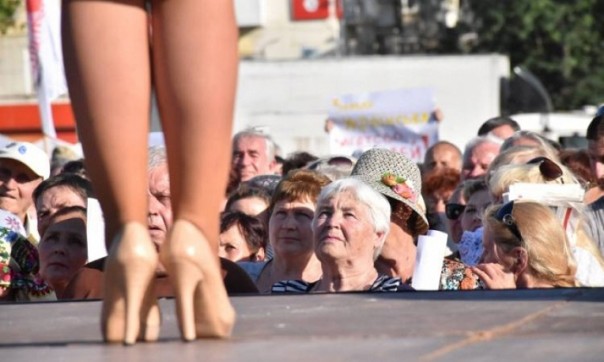 Змея Тимошенко встретилась с пенсионерами в натуральном обличие