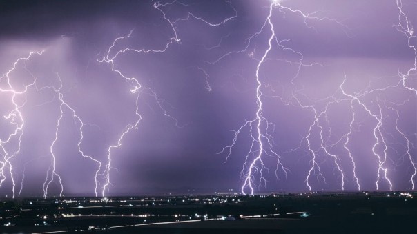 Ураган поднял в воздух дом с семьёй во время грозы под Москвой