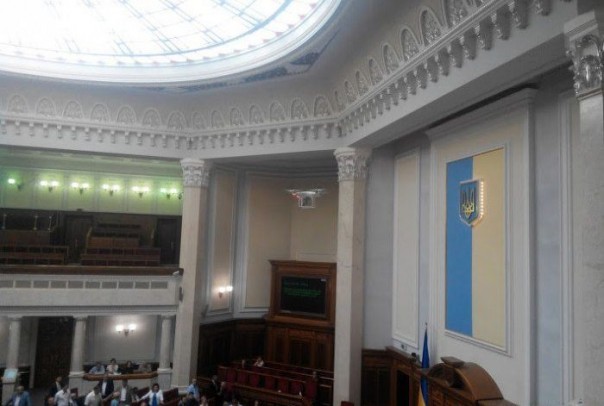 Соратник Тимошенко запустил в Раде дрон и сорвал голосование по законопроекту