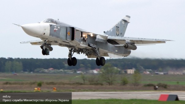 Украинский штурмовик Су-25 загорелся в воздухе