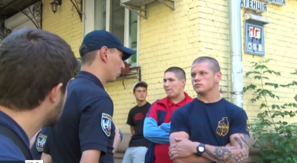 Фашистские будни: Боевики “Азова” сорвали пресс-конференцию в Киеве, полиция нарушений не заметила