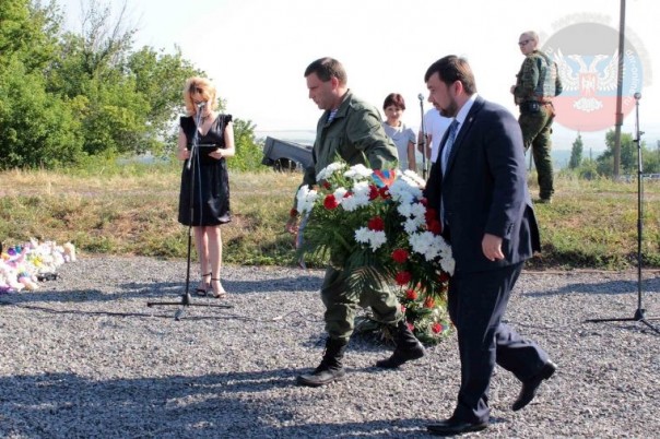 Пресс-подход Александра Захарченко. Митинг памяти жертв трагедии крушения Боинга 777 15.07.2016 Пресс-подход Александра Захарченко. Митинг памяти жертв трагедии крушения Боинга 777 15.07.2016