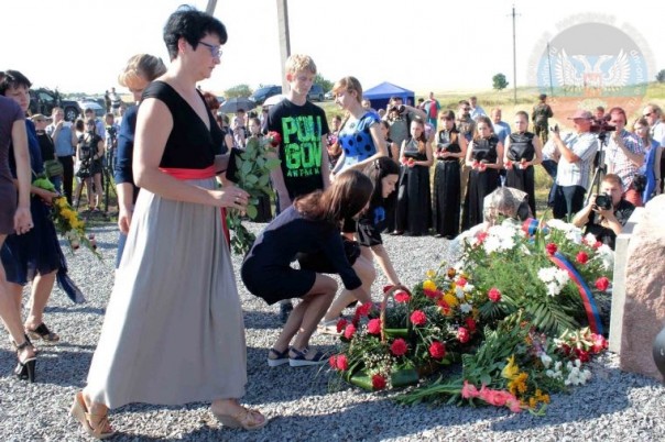 Пресс-подход Александра Захарченко. Митинг памяти жертв трагедии крушения Боинга 777 15.07.2016 Пресс-подход Александра Захарченко. Митинг памяти жертв трагедии крушения Боинга 777 15.07.2016