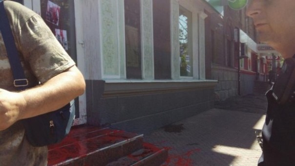 В Кременчуге нацисты из “Азова” в день похорон “побратима” залили кровью офис “Сбербанка России” В Кременчуге нацисты из “Азова” в день похорон “побратима” залили кровью офис “Сбербанка России”