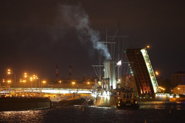 Крейсер "Аврора" завершил 40-километровый переход из Кронштадта