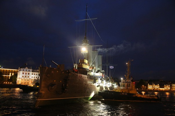 Крейсер "Аврора" завершил 40-километровый переход из Кронштадта