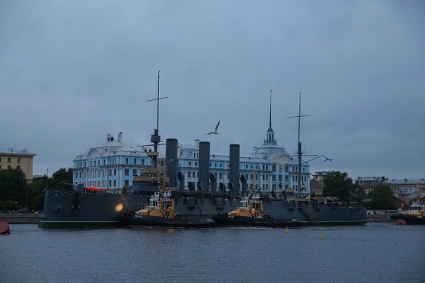 Крейсер "Аврора" завершил 40-километровый переход из Кронштадта