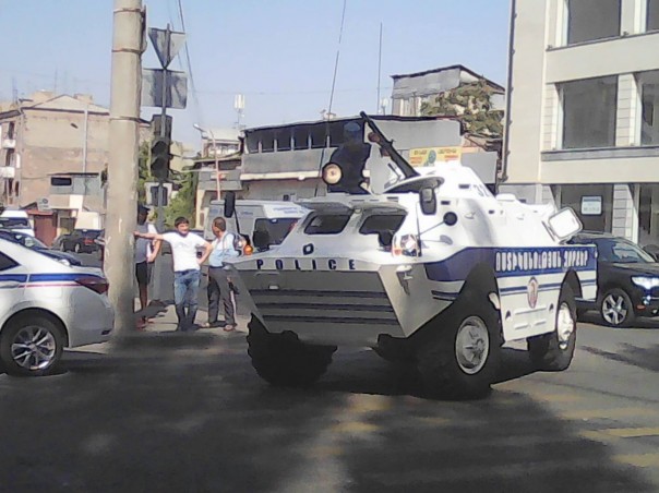 Началась спецоперация по освобождению полицейских в Ереване