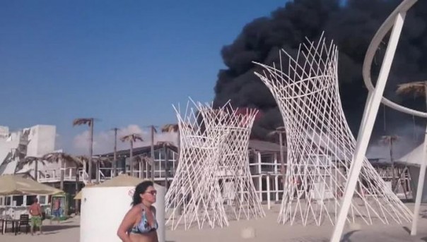 На крымском пляже загорелась постройка, оставшаяся от "КаZантипа"