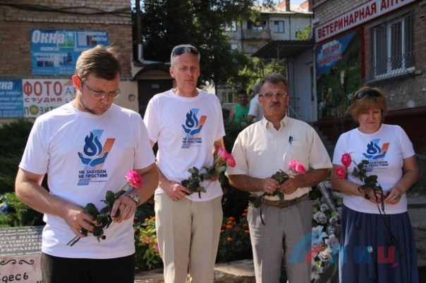 Луганчане почтили память жителей квартала Солнечный, погибших при обстрелах укрофашистами Луганчане почтили память жителей квартала Солнечный, погибших при обстрелах укрофашистами