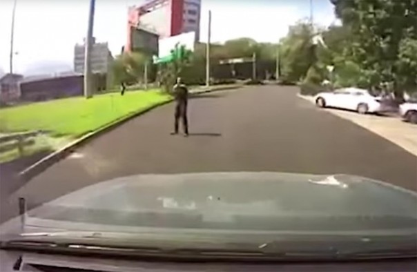 «Больной, что ли»: девушка проехала мимо боевика с автоматом. ВИДЕО