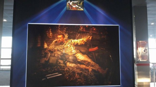 Пародия на "Тайную вечерю" работы потомка карателя Бабьего Яра встречает прилетающих в Борисполь Пародия на "Тайную вечерю" работы потомка карателя Бабьего Яра встречает прилетающих в Борисполь