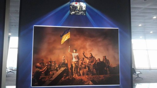 Пародия на "Тайную вечерю" работы потомка карателя Бабьего Яра встречает прилетающих в Борисполь Пародия на "Тайную вечерю" работы потомка карателя Бабьего Яра встречает прилетающих в Борисполь