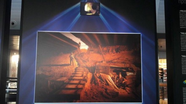 Пародия на "Тайную вечерю" работы потомка карателя Бабьего Яра встречает прилетающих в Борисполь Пародия на "Тайную вечерю" работы потомка карателя Бабьего Яра встречает прилетающих в Борисполь