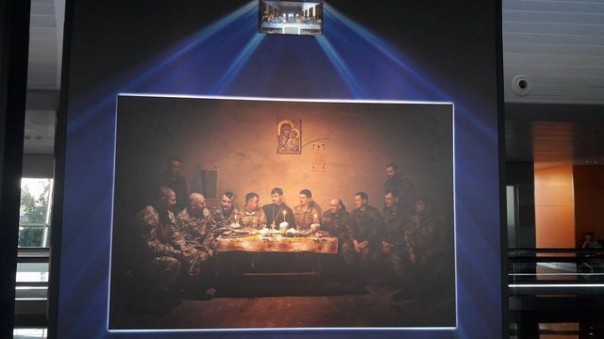 Пародия на "Тайную вечерю" работы потомка карателя Бабьего Яра встречает прилетающих в Борисполь Пародия на "Тайную вечерю" работы потомка карателя Бабьего Яра встречает прилетающих в Борисполь