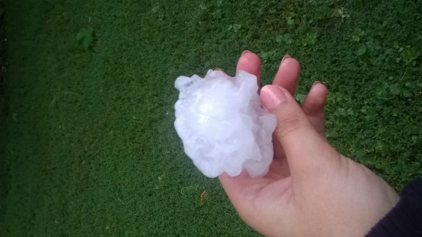 В центре Полтавы после удара молнии загорелась жилая пятиэтажка. В центре Полтавы после удара молнии загорелась жилая пятиэтажка.