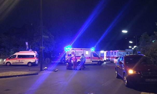 17-летний афганец с топором устроил бойню в немецком поезде 17-летний афганец с топором устроил бойню в немецком поезде