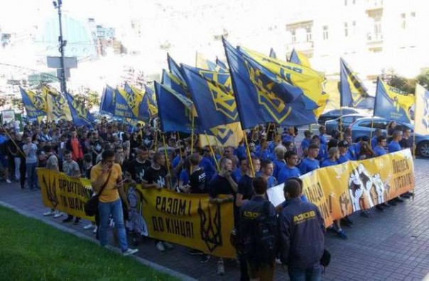 "Азов" встраивается в протесты, а Луценко говорит, что это только начало