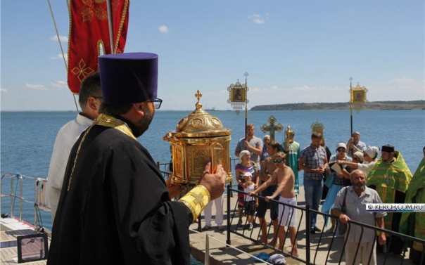 В Керчь привезли мощи святых Владимира и Александра Невского. Участники Морского крестного хода освятили Крымский мост