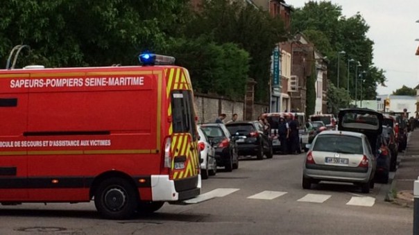 Двое неизвестных захватили заложников в церкви на севере Франции Двое неизвестных захватили заложников в церкви на севере Франции