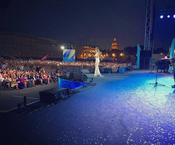 Украинцы обвинили Ани Лорак в предательстве за концерт в честь ВМФ России Украинцы обвинили Ани Лорак в предательстве за концерт в честь ВМФ России