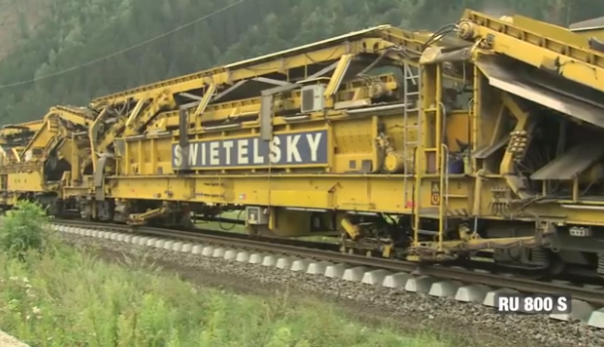 Красиво работает гад! Видео роботизированного поезда рельсоукладчика