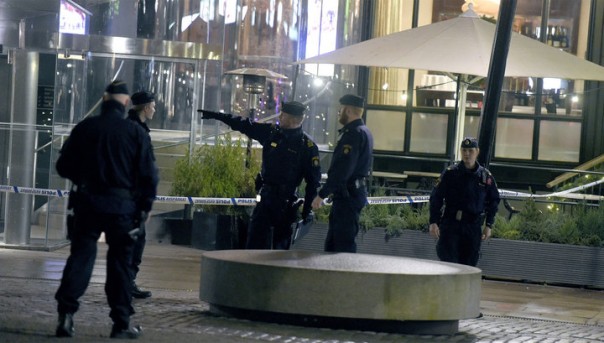 В Швеции открыли стрельбу в торговом центре