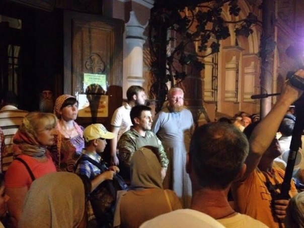 В Одессе радикалы не выпустили паломников Крестного хода из города, угрожая сжечь заживо В Одессе радикалы не выпустили паломников Крестного хода из города, угрожая сжечь заживо