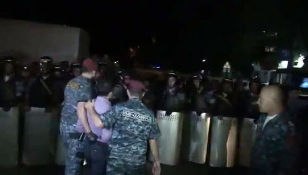 Захватившие полк ППС в Ереване начали сдаваться