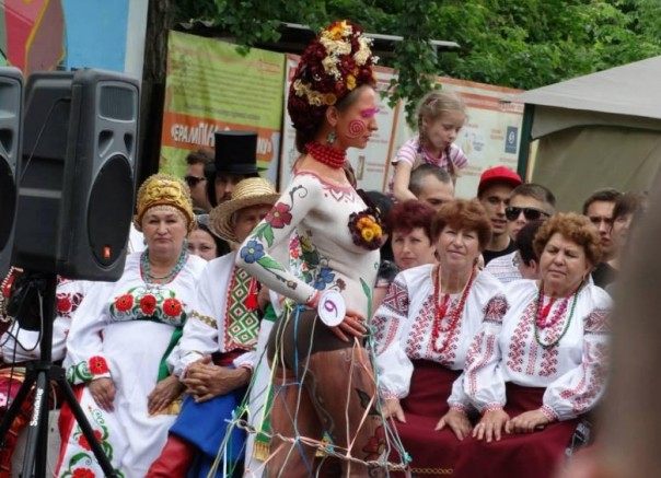 Парад голых вышиванок в Куууеве Парад голых вышиванок в Куууеве