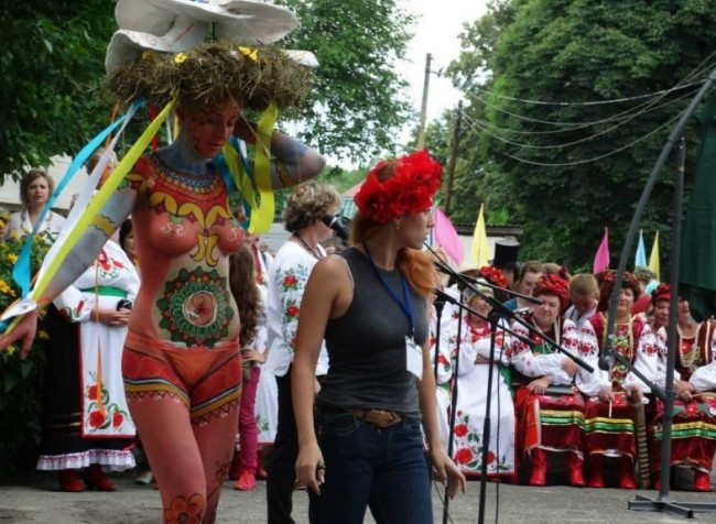 Парад голых вышиванок в Куууеве Парад голых вышиванок в Куууеве