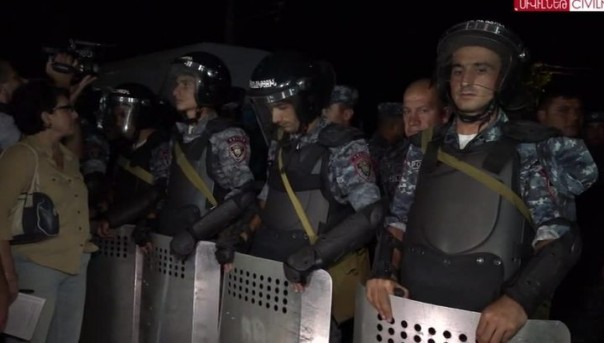 Служба нацбезопасности Армении предъявила ультиматум группировке, совершившей налет на полк ППС