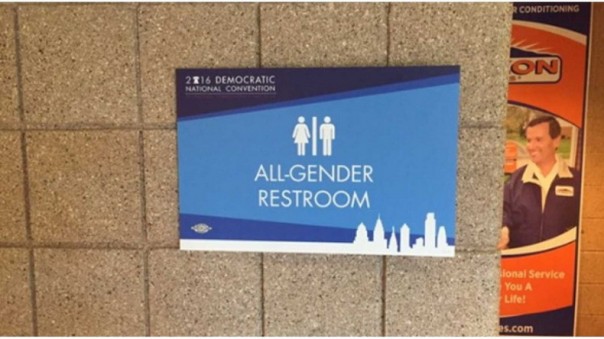 На съезде Демократической партии США женский туалет сделали общим для всех полов На съезде Демократической партии США женский туалет сделали общим для всех полов