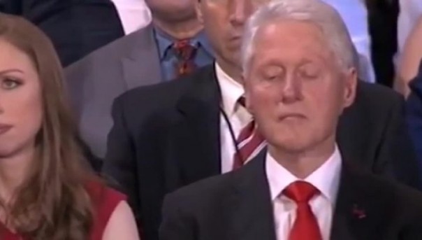 Билл Клинтон уснул во время речи жены