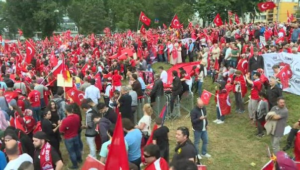 Кельн вышел на митинги за и против Эрдогана