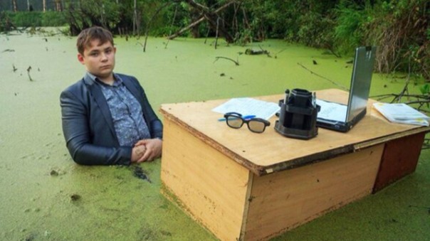 Фотосессия в болоте сделала сельского школьника звездой Интернета