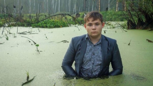 Фотосессия в болоте сделала сельского школьника звездой Интернета