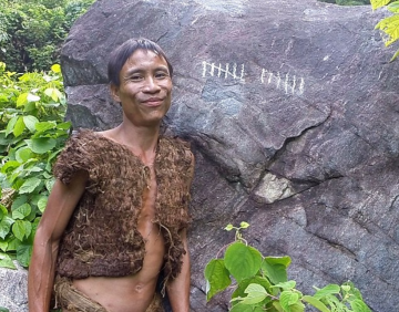 Во Вьетнаме семья, скрывавшаяся от атак ВВС США с 1972 года, вышла из джунглей