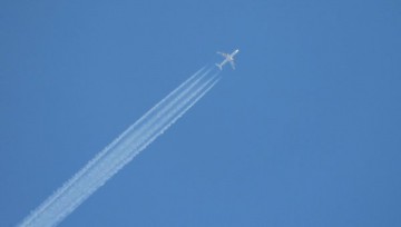 В Китае пассажирский авиалайнер попал под сильный град, получив повреждения