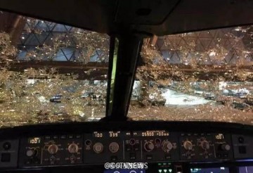 В Китае пассажирский авиалайнер попал под сильный град, получив повреждения