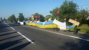 В Полтаве  Крестный ход встретили атакой "Правый сектор" и "Азов"