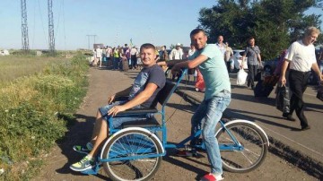 Новшества на КПВВ "Марьинка": запрет минивэнов и велорикши