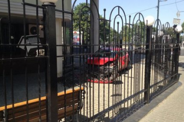 В Харькове американец-наркоман протаранил забор налоговой