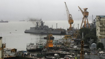 В порту Мумбаи загорелись и затонули два сторожевых катера ВМС Индии