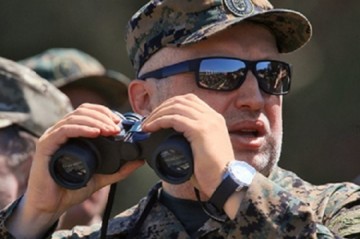 Пастор Турчинов хочет перевести Украину на военное положение