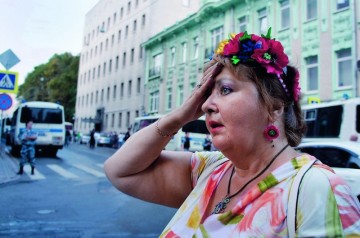 Бабка опять гуляла без шапочки из фольги!