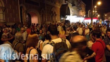 В Одессе радикалы не выпустили паломников Крестного хода из города, угрожая сжечь заживо